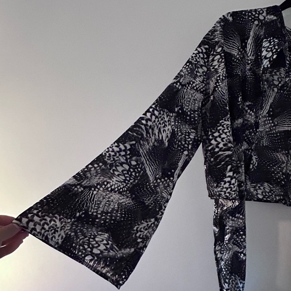 H & M • Black & White Womens Top • sz M - Picture 6 of 10